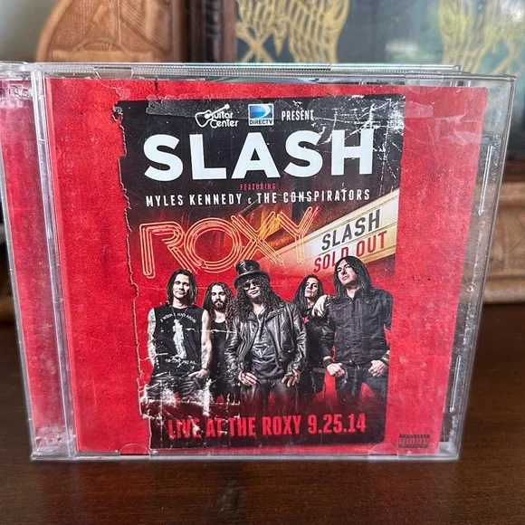 Slash featuring Myles Kennedy & the Conspirators live at the Roxy 9.25.14 - Picture 1 of 9